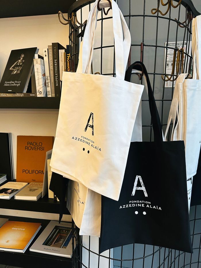 Canvas shopping totes with gusset — category reference
