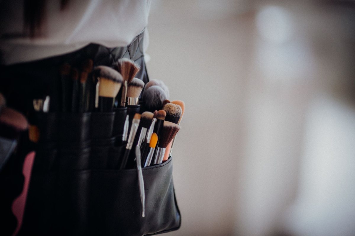 Travel cosmetic case - stand-up. Stand-up case with elastic brush holders and a zip-out tray