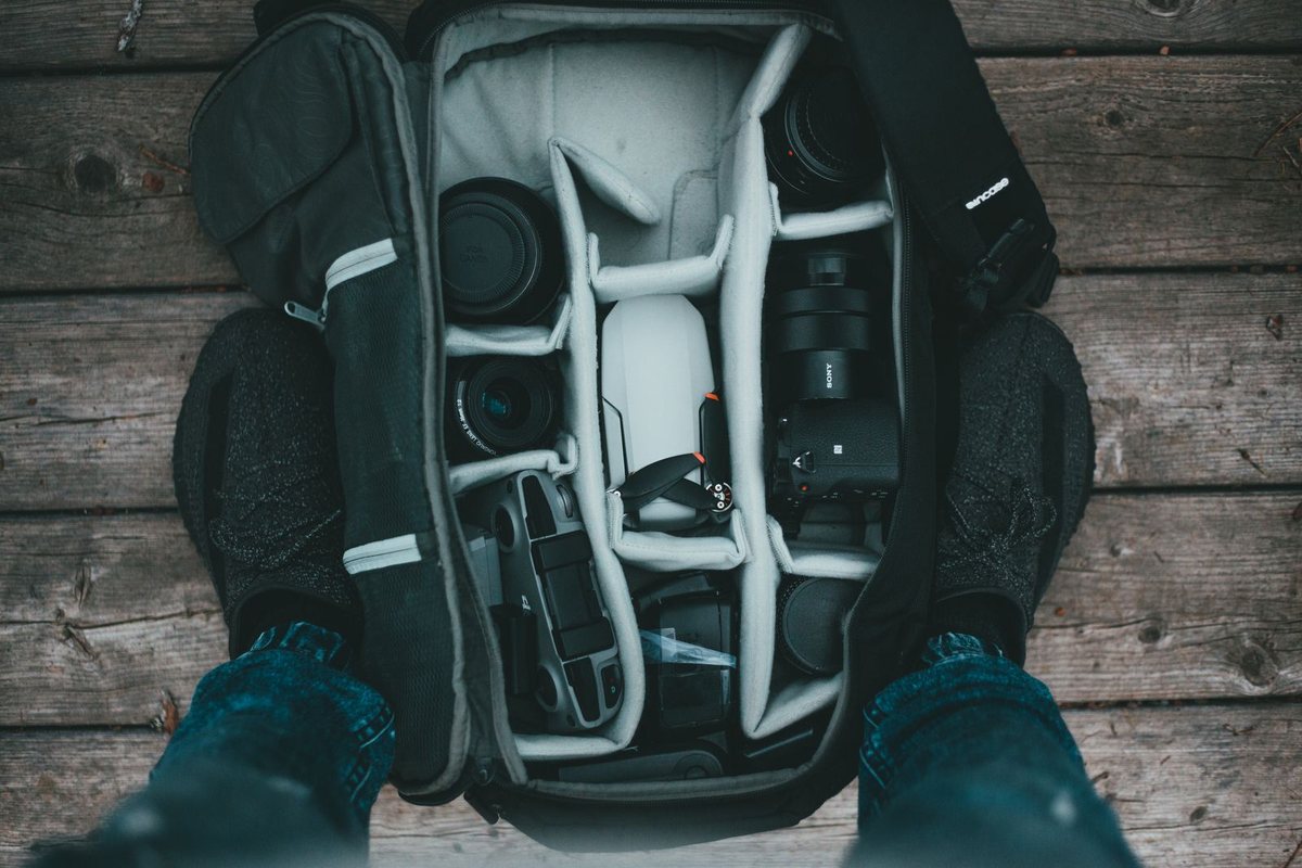 Top-load body case. Top-load body, padded walls, quick-access lid